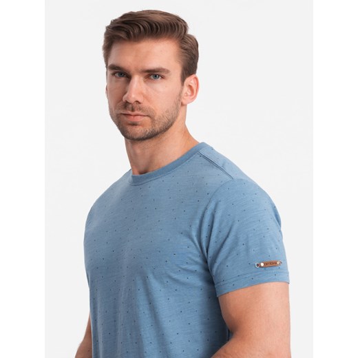 Męski t-shirt fullprint z kolorowymi literami - niebieski denim V4 OM-TSFP-0185 M wyprzedaż ombre