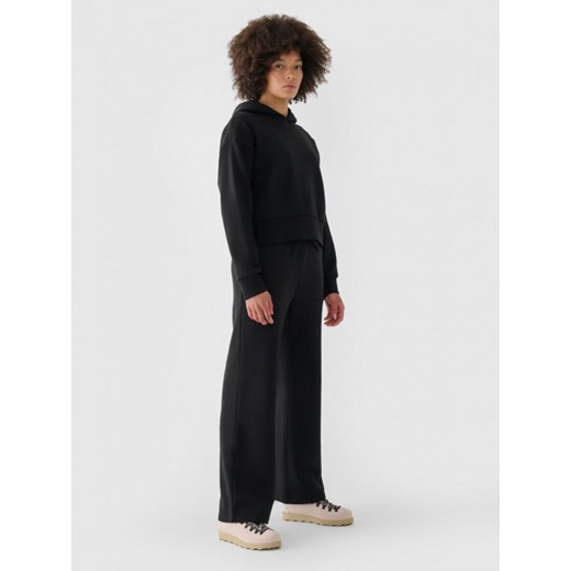 Damskie spodnie dresowe Outhorn OTHWAW24TTROF1076 - szare ze sklepu Sportstylestory.com w kategorii Spodnie damskie - zdjęcie 176421490