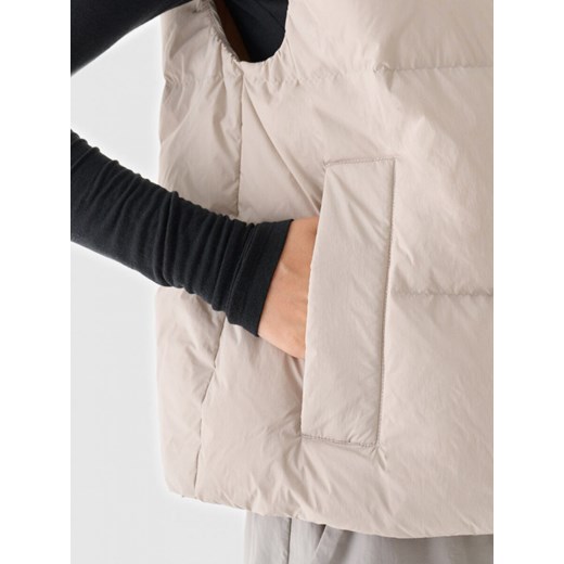 Damska kamizelka z puchem naturalnym Outhorn OTHWAW24TVESF162 - beżowa Outhorn L okazja Sportstylestory.com