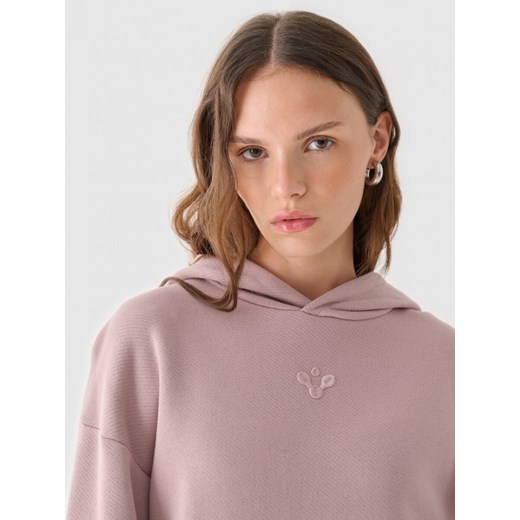 Damska bluza dresowa nierozpinana z kapturem Outhorn OTHWAW24TSWSF1919 - różowa ze sklepu Sportstylestory.com w kategorii Bluzy damskie - zdjęcie 176422830