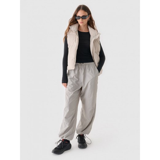 Damskie spodnie casual tkaninowe Outhorn OTHWAW24TTROF1222 - szare ze sklepu Sportstylestory.com w kategorii Spodnie damskie - zdjęcie 176423130