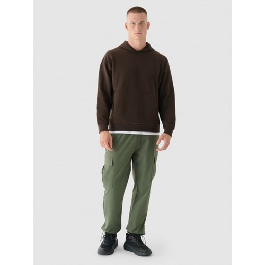 Męska bluza dresowa nierozpinana z kapturem 4F 4FWAW24TSWSM1310 - brązowa ze sklepu Sportstylestory.com w kategorii Bluzy męskie - zdjęcie 176423642