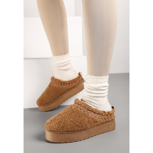 Brązowe Wsuwane Kapcie na Platformie z Ozdobnym Haftem Olisia ze sklepu born2be.pl w kategorii Kapcie damskie - zdjęcie 176430394