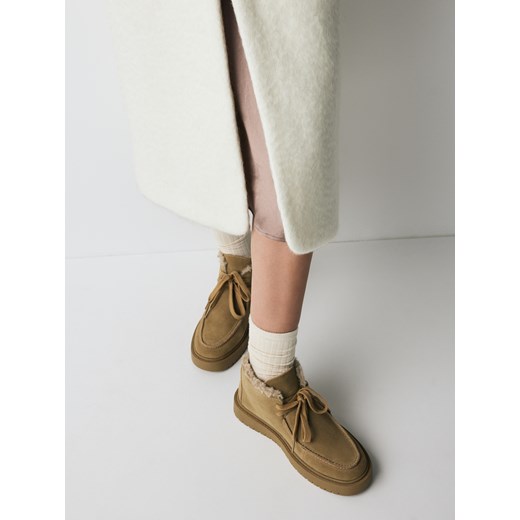 Reserved - Zamszowe śniegowce ze sznurowaniem - beżowy ze sklepu Reserved w kategorii Śniegowce damskie - zdjęcie 176435390