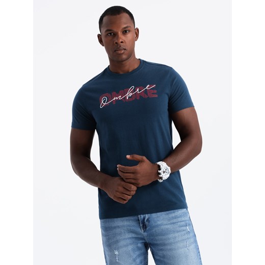 Bawełniany t-shirt męski z podwójnym printowanym logotypem – granatowy V3 OM-TSPT-0211 ze sklepu ombre w kategorii T-shirty męskie - zdjęcie 176444011