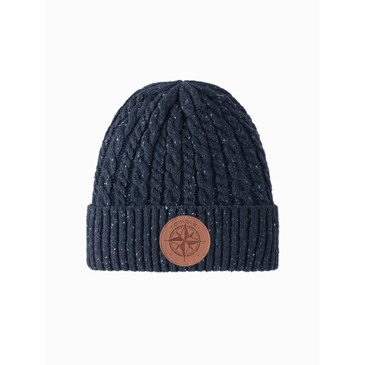 Czapka męska beanie z okrągłą tłoczoną naszywką – granatowa V2 OM-ACWH-0121 uniwersalny okazyjna cena ombre