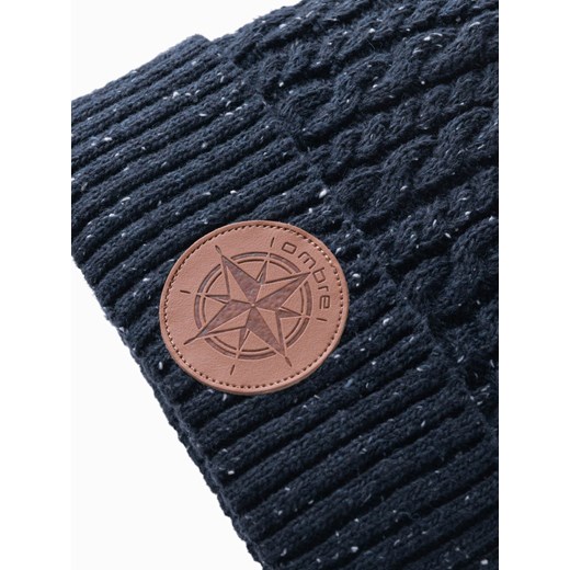 Czapka męska beanie z okrągłą tłoczoną naszywką – granatowa V2 OM-ACWH-0121 uniwersalny okazyjna cena ombre