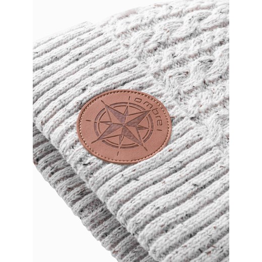 Czapka beanie męska z okrągłą tłoczoną naszywką – złamana biel V3 OM-ACWH-0121 uniwersalny wyprzedaż ombre
