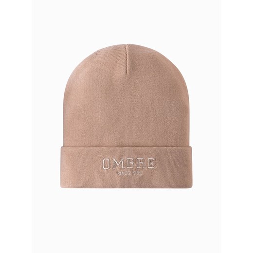 Czapka męska dzianinowa beanie z haftowanym napisem – piaskowa V6 OM-ACWH-0120 uniwersalny ombre wyprzedaż