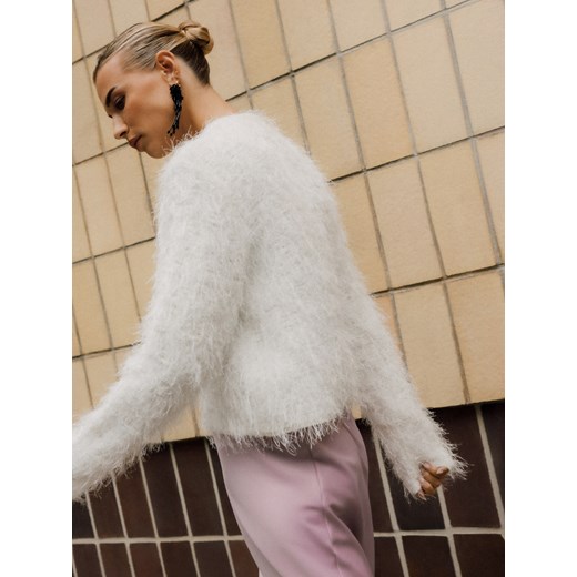 Mohito - Puszysty kardigan - biały - id: 976DT-00X - marki Mohito - 176477201 Mohito - Puszysty kardigan - biały ze sklepu Mohito w kategorii Swetry damskie - zdjęcie 176477201