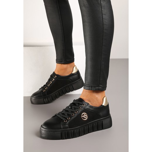 Czarno-Złote Sneakersy Vices na Grubej Tłoczonej Podeszwie ze Sznurowaniem i Metaliczną Ozdobą Ulfedi ze sklepu born2be.pl w kategorii Buty sportowe damskie - zdjęcie 176562411
