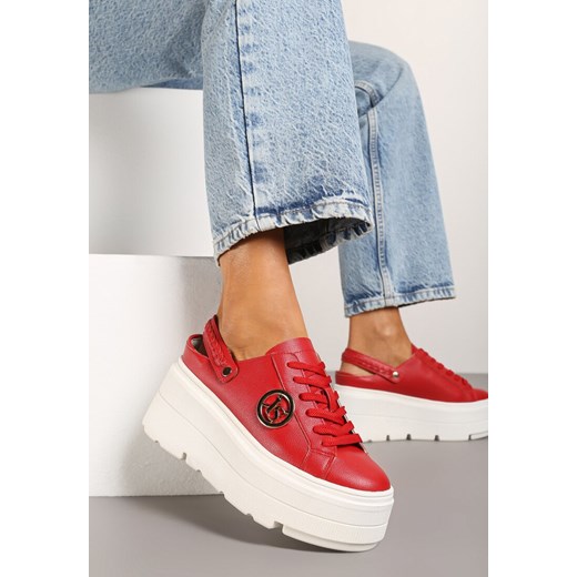 Czerwone Sneakersy Vices na Grubej Tłoczonej Podeszwie z Paskiem na Pięcie i Metaliczną Ozdobą Zenfedi ze sklepu born2be.pl w kategorii Buty sportowe damskie - zdjęcie 176562423