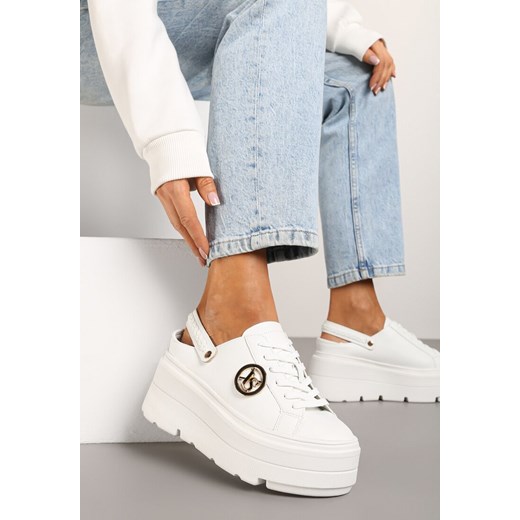 Białe Sneakersy Vices na Grubej Tłoczonej Podeszwie z Paskiem na Pięcie i Metaliczną Ozdobą Zenfedi ze sklepu born2be.pl w kategorii Buty sportowe damskie - zdjęcie 176562441