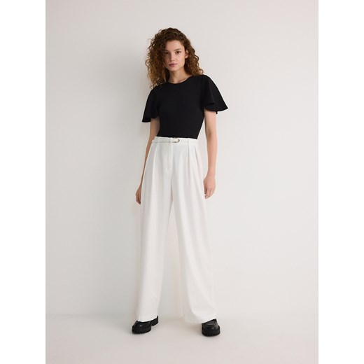 Reserved - Luźne spodnie z paskiem - złamana biel Reserved 36 okazyjna cena Reserved