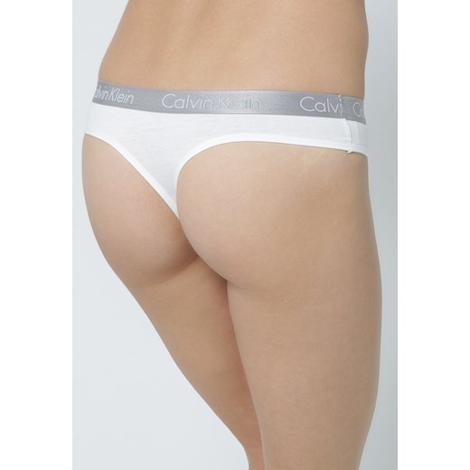 Calvin Klein Underwear RADIANT Stringi white zalando  dżersej