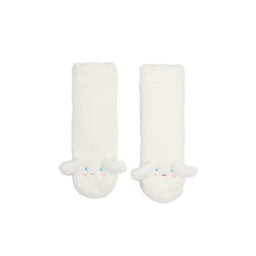Cropp - Pluszowe skarpetki Cinnamoroll - kremowy ze sklepu Cropp w kategorii Skarpetki damskie - zdjęcie 176577842