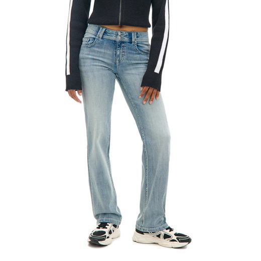 Cropp - Jasne jeansy straight - niebieski ze sklepu Cropp w kategorii Jeansy damskie - zdjęcie 176578073