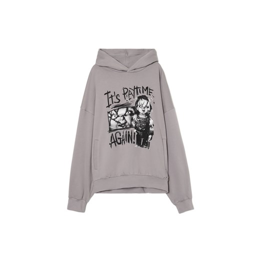 Cropp - Bluza z kapturem i Laleczką Chucky UNISEX - jasny szary ze sklepu Cropp w kategorii Bluzy męskie - zdjęcie 176579680