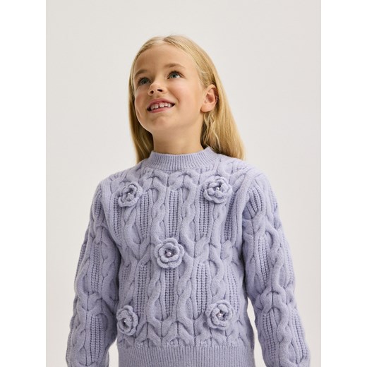 Reserved - Sweter z kwiatową aplikacją - lawendowy ze sklepu Reserved w kategorii Swetry dziewczęce - zdjęcie 176596370