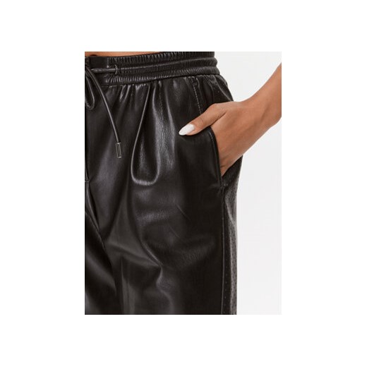 Boss Spodnie z imitacji skóry Tareta 50504046 Czarny Relaxed Fit 36 MODIVO