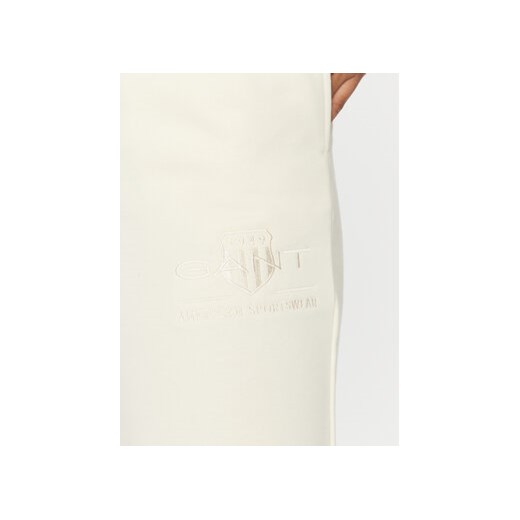 Gant Spodnie dresowe Reg Tonal Shield 4200709 Écru Regular Fit Gant S MODIVO