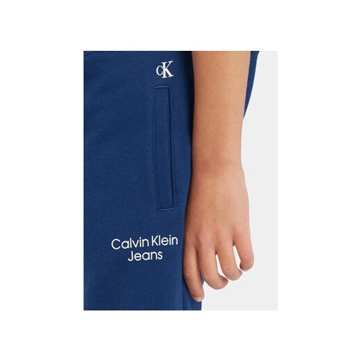 Calvin Klein Jeans Spodnie dresowe Stack Logo IB0IB01282 Granatowy Regular Fit 14Y MODIVO
