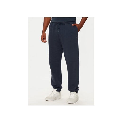 Calvin Klein Jeans Spodnie dresowe New York J30J326881 Granatowy Relaxed Fit ze sklepu MODIVO w kategorii Spodnie męskie - zdjęcie 176872752