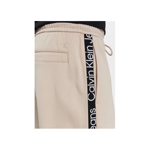 Calvin Klein Jeans Spodnie dresowe Logo Tape J30J324376 Beżowy Relaxed Fit L MODIVO