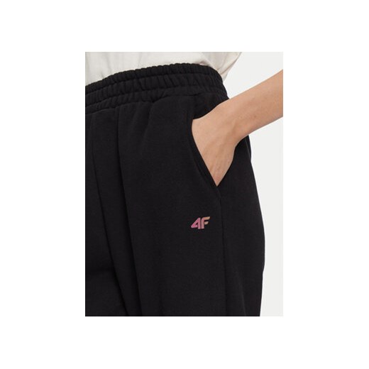 4F Spodnie dresowe 4FWAW24TTROF0839 Czarny Loose Fit XS MODIVO