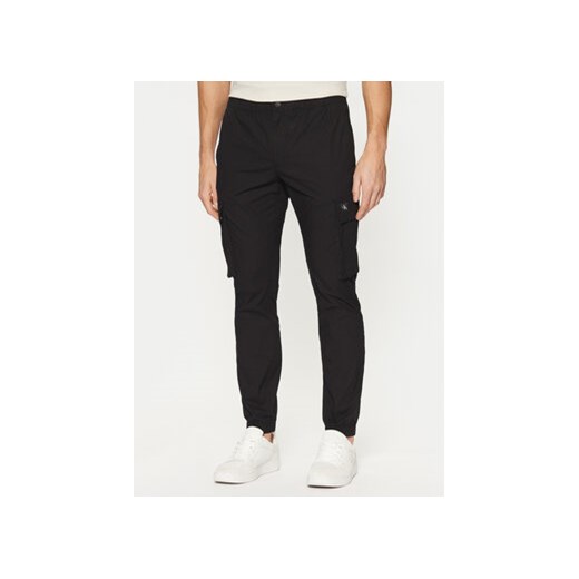 Calvin Klein Jeans Joggery Skinny Cargo J30J327614 Czarny Skinny Fit ze sklepu MODIVO w kategorii Spodnie męskie - zdjęcie 177176354