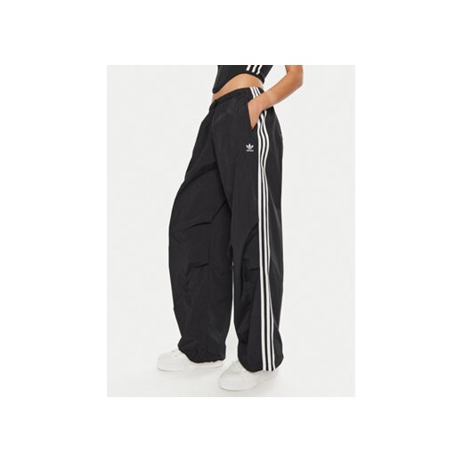 adidas Spodnie dresowe 3-Stripes Woven Parachute IY7251 Czarny Loose Fit ze sklepu MODIVO w kategorii Spodnie damskie - zdjęcie 177209624