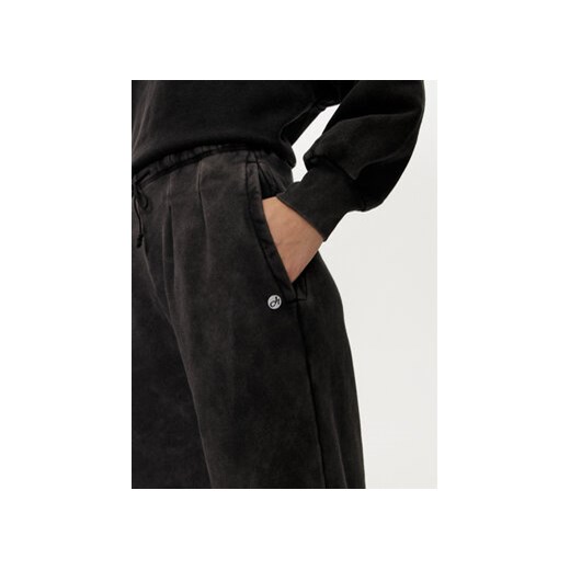 Deha Spodnie dresowe C12175 Czarny Relaxed Fit Deha M MODIVO