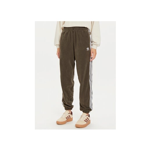 adidas Spodnie dresowe adicolor Polar IY7835 Khaki Loose Fit ze sklepu MODIVO w kategorii Spodnie damskie - zdjęcie 177278044