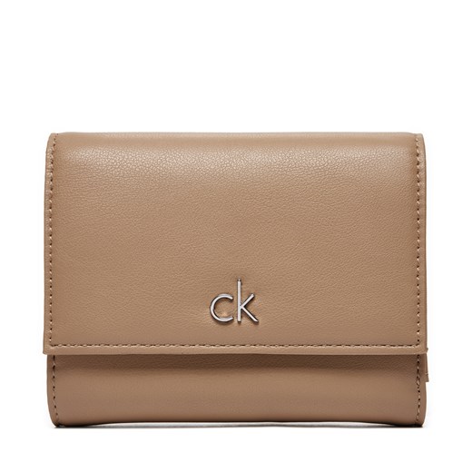 Mały Portfel Damski Calvin Klein Ck Daily Medium Trifold_Pbl K60K612851 Beżowy ze sklepu eobuwie.pl w kategorii Portfele damskie - zdjęcie 177405172