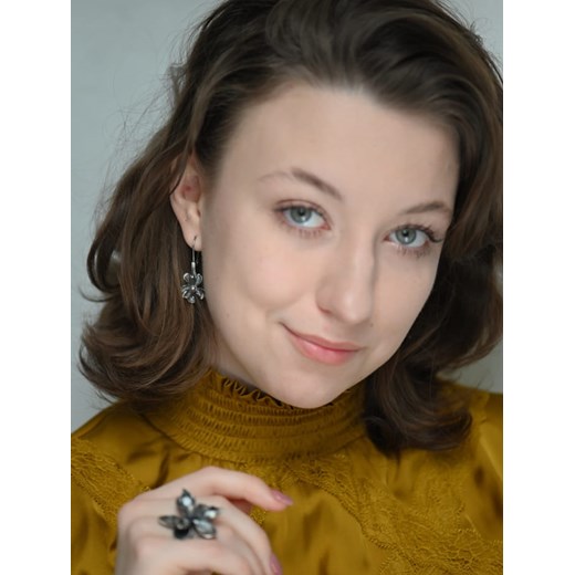 Kolczyki srebrne z kwiatkami - Magnolia Szara Venus Galeria Venus Galeria - Magiczny Ogród Biżuterii Srebrnej