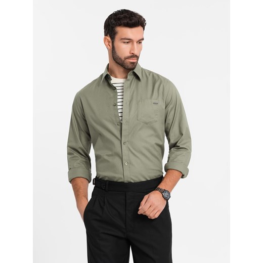 Bawełniana męska koszula z kieszenią REGULAR FIT - oliwkowa V2 OM-SHCS-0147 ze sklepu ombre w kategorii Koszule męskie - zdjęcie 177558582
