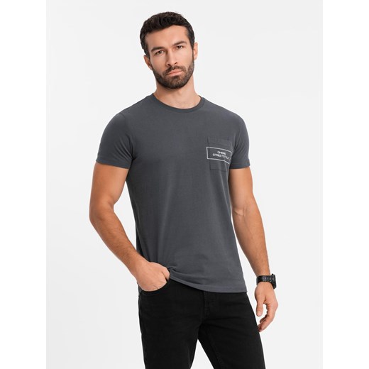 Bawełniany męski t-shirt z nadrukiem na kieszonce Ombre Streetstyle – czarny V1 OM-TSCT-0108 ze sklepu ombre w kategorii T-shirty męskie - zdjęcie 177558724