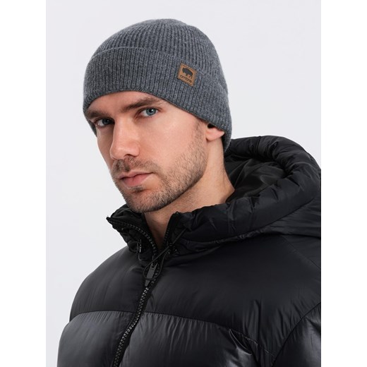 Męska dzianinowa czapka beanie z naszywką – szary melanż V2 OM-ACWH-0123 uniwersalny promocyjna cena ombre