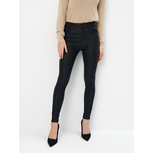 Mohito - Woskowane czarne spodnie skinny - czarny Mohito 42 Mohito
