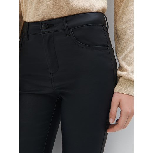 Mohito - Woskowane czarne spodnie skinny - czarny Mohito 38 Mohito