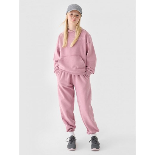 Dziewczęce spodnie dresowe joggery 4F 4FJRAW24TTROF1069 - różowe ze sklepu Sportstylestory.com w kategorii Spodnie dziewczęce - zdjęcie 177574420