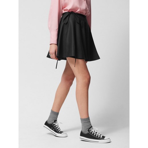 Damska spódnica mini Outhorn OTHWSS24TSKIF038 - czarna ze sklepu Sportstylestory.com w kategorii Spódnice - zdjęcie 177576680