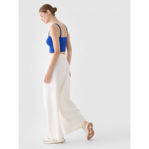 Damskie spodnie dresowe 4F 4FRSS24TTROF1331 - białe XL okazja Sportstylestory.com