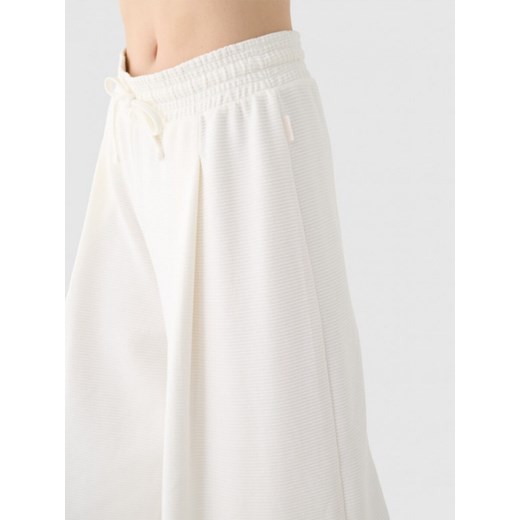 Damskie spodnie dresowe 4F 4FRSS24TTROF1331 - białe XL Sportstylestory.com okazyjna cena