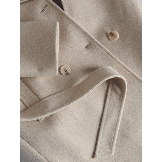 Reserved - Dwurzędowy płaszcz z paskiem - beżowy Reserved M Reserved