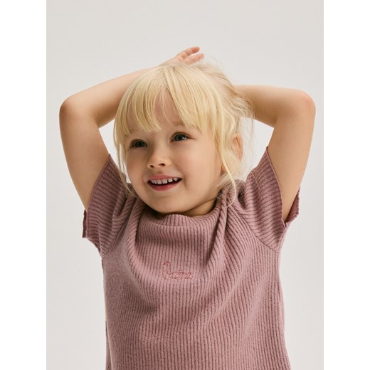 Reserved - Prążkowany t-shirt - fioletowy ze sklepu Reserved w kategorii Bluzki dziewczęce - zdjęcie 177582540