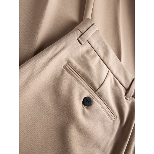 Reserved - Spodnie chino slim z kantem - beżowy Reserved 31 Reserved