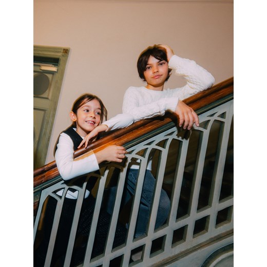 Reserved - Sweter z dodatkiem wiskozy - złamana biel Reserved 122 (6-7 lat) okazyjna cena Reserved