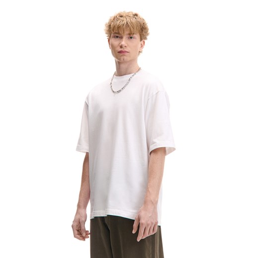 Cropp - Basicowa biała koszulka comfort - biały ze sklepu Cropp w kategorii T-shirty męskie - zdjęcie 177588202
