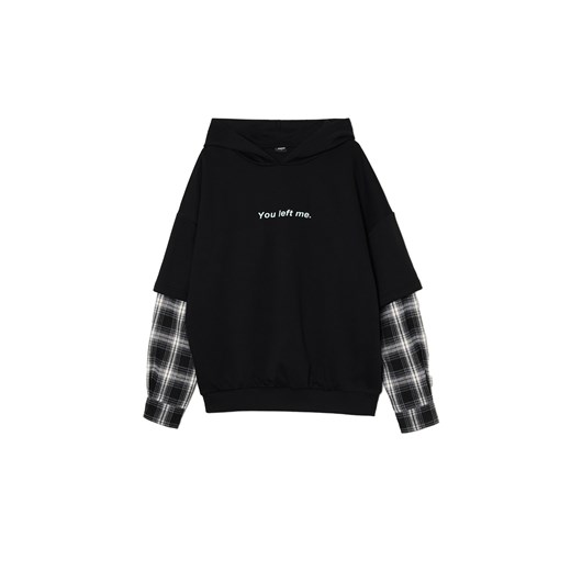 Cropp - Czarna bluza hoodie z rękawami w kratę - czarny ze sklepu Cropp w kategorii Bluzy damskie - zdjęcie 177589524